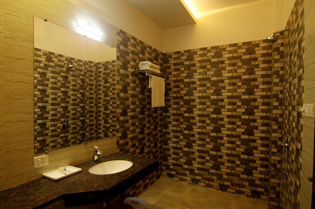 Hotel Rivera Palace Varanasi Exterior foto